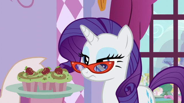 File:Rarity given cupcakes S5E14.png