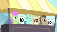 S04E20 Lyra uśmiecha się