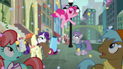 S06E03 Pinkie skacze z radości.png
