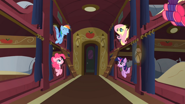 File:Ponies chatting S01E21.png