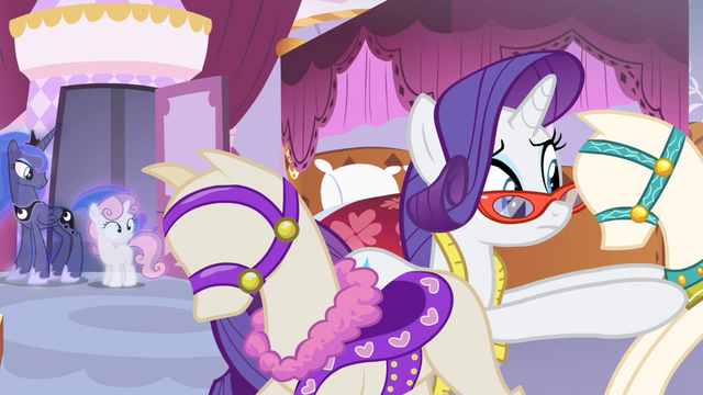 File:Rarity holding mannequin S4E19.png