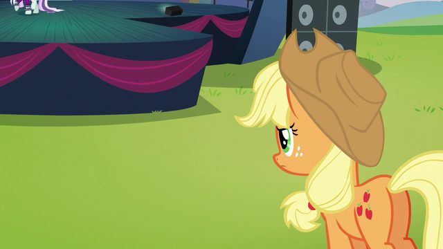 File:Applejack looking at Coloratura and Svengallop on the stage S5E24.png