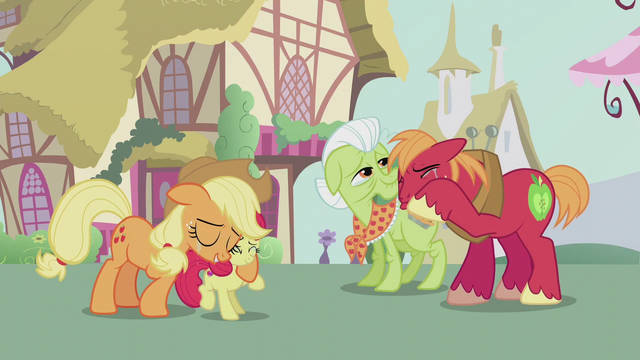 File:Apple family proud of Apple Bloom S5E18.png