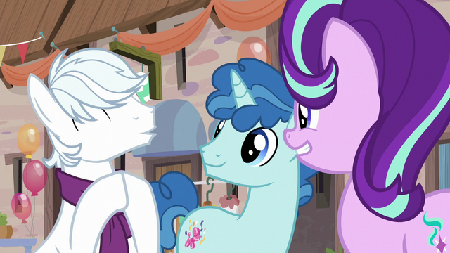 File:Double Diamond excitedly clapping his hooves S6E25.png