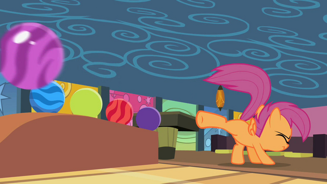 File:Scootaloo Bowling 2 S2E6.png