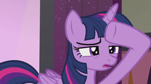 File:Twilight peering into the audience S5E25.png
