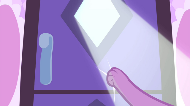 File:Spike knocking on the door S4E23.png