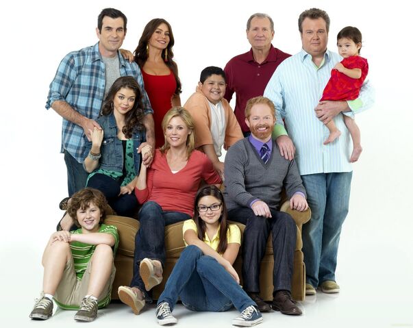 File:1369922259 modernfamily-s2-001.jpg
