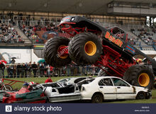 Monster-truck-crushing-cars-bigfoot-suv-four-by-4-4x4-four-wheel-drive-ABX6AX
