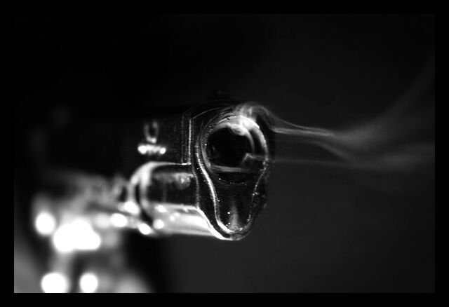קובץ:A smoking gun by eightball.jpg