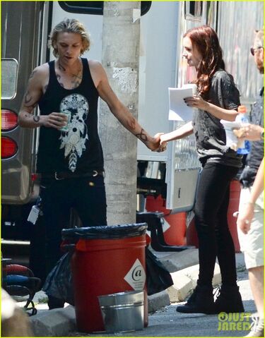 File:Lily-collins-jamie-campbell-bower-kiss-on-set-03.jpg