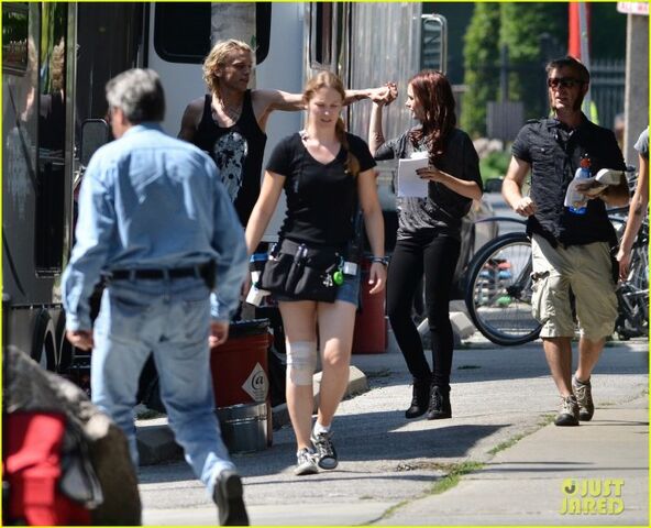 File:Lily-collins-jamie-campbell-bower-kiss-on-set-06.jpg