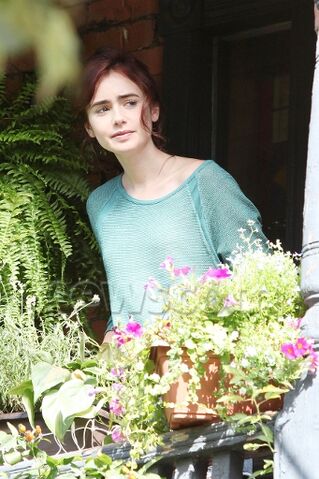 File:Lilly Collins.jpg
