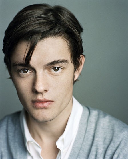 https://vignette1.wikia.nocookie.net/moviepedia/images/d/d8/Sam_Riley.jpg/revision/latest?cb=20140826154809&amp;path-prefix=de