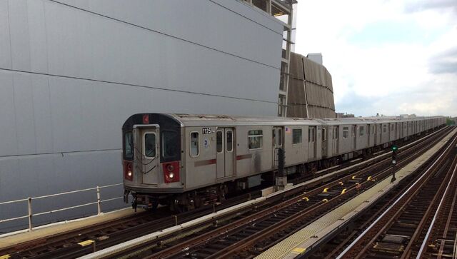 File:SouthboundR1424TrainComingIntoYankeeStadium.jpg