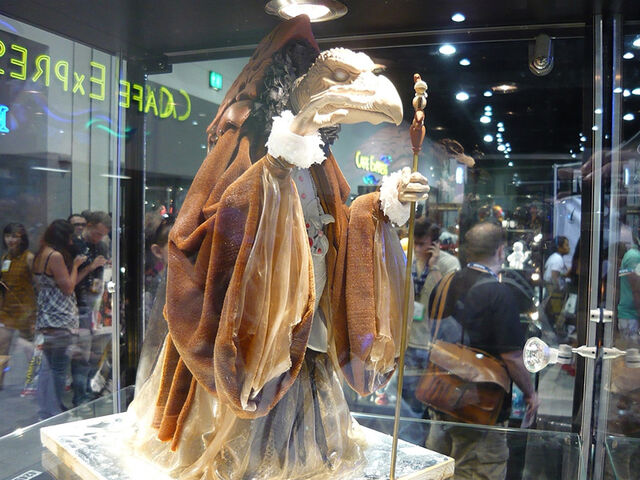 File:Skeksis-Statue.jpg