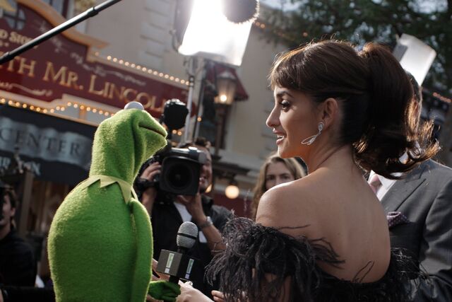 File:Kermit&PenélopeCruz-(2011-05-09).jpg