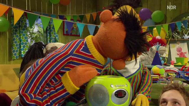 File:Kiss-Ernie&Bert-UnsereGeschichte-AlsDieSesamstaßeNachDeutschlandKam-(2012-2013).png