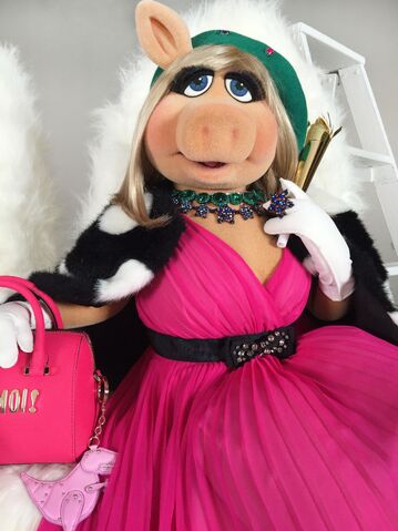 File:MissPiggy-KateSpadeNewYork-(2016-07-27).jpg