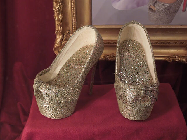 File:Christianshoes.jpg
