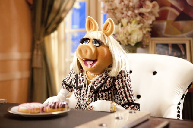 File:Vogueeditorpiggy.jpg