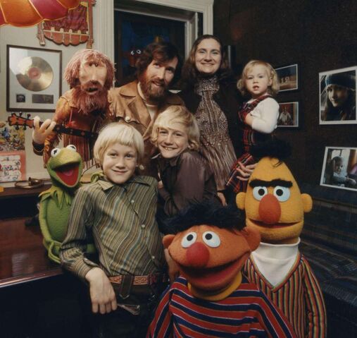 File:Hensonfamilymuppets70s.jpg