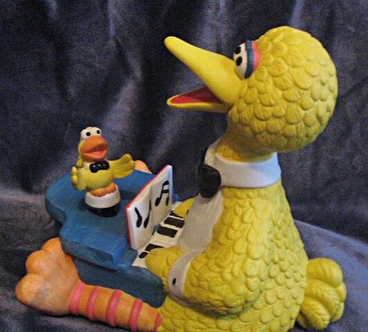 File:EnescoBigBirdSingMusicBox.jpg