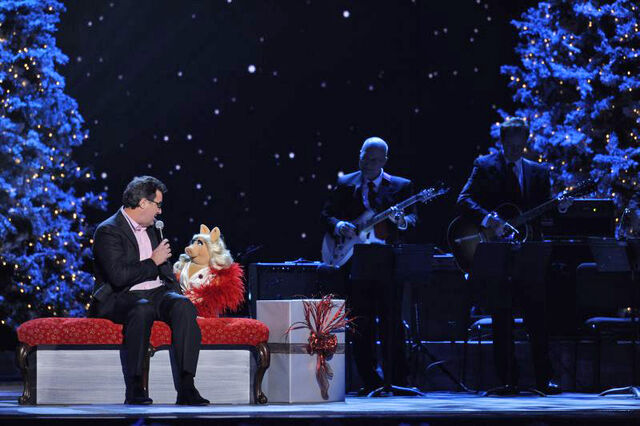 File:CMA-Country-Christmas-MissPiggy&VinceGill-(2011-11-10)-03.jpg