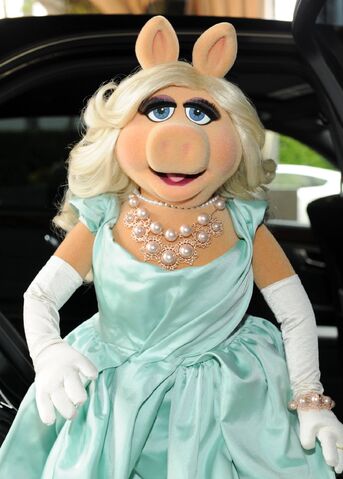 File:E-CountdownToTheRedCarpet-VivienneWestwoodDress-(2014).jpg
