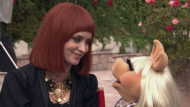 File:Emily Blunt and Miss Piggy.jpg
