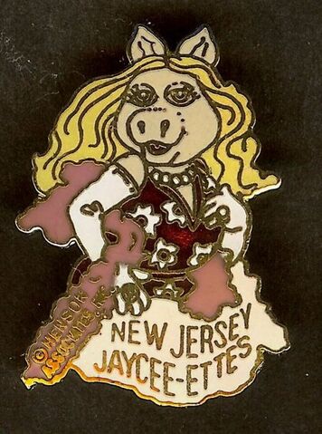 File:MJJaycee1980MissPiggyPin.jpg