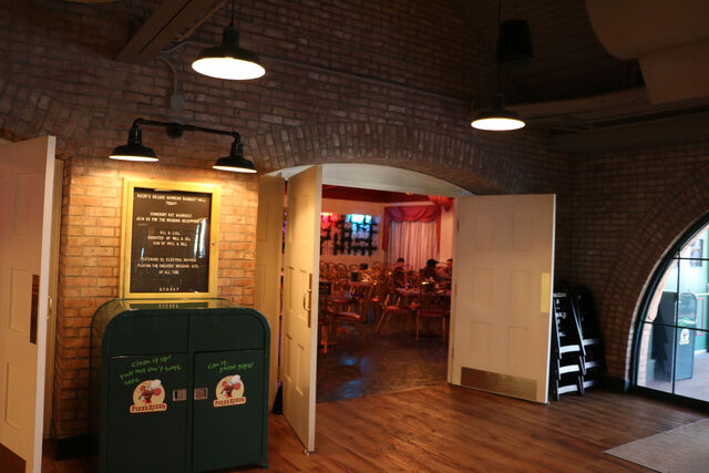 File:PizzeRizzo banquet room 02.jpg