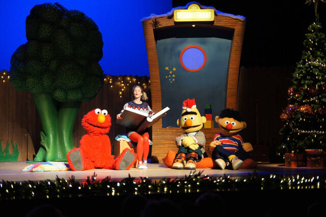 File:Kerst-in-Sesamstraat-in-het-theater.jpg