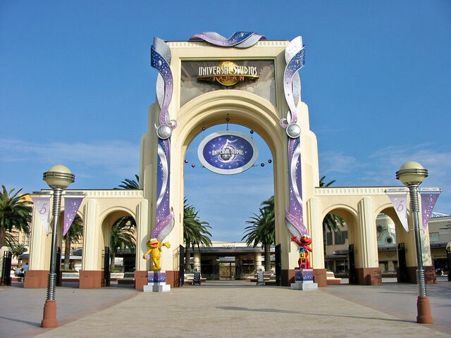 File:ElmoZoeUniversalStudiosJapanGate.jpg