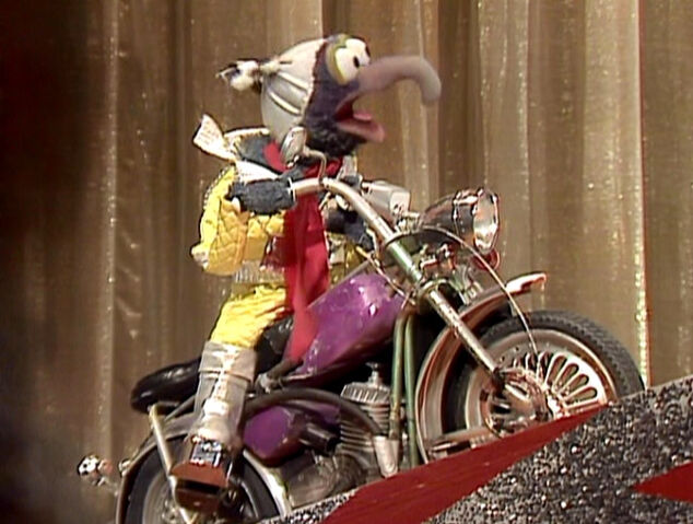 File:Gonzo-stunt-motorcycle.jpg