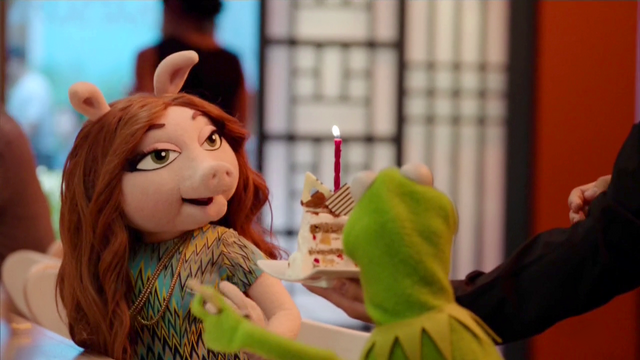 File:TheMuppets-S01E06-Denise'sBirthdayCake.png