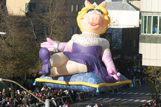 File:Piggyubsparade.jpg