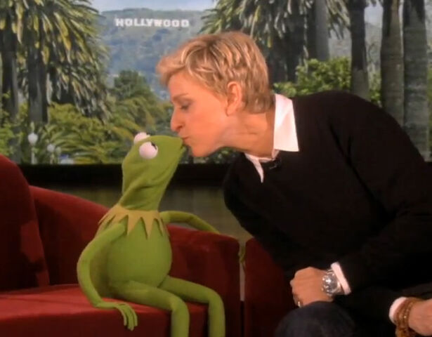 File:Kissing ellen kermit.jpg