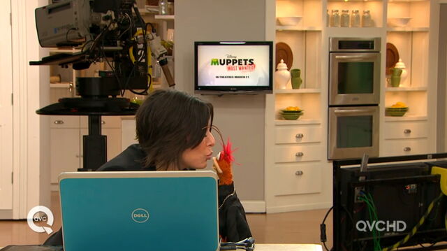 File:Qvc amy pepe kiss.jpg