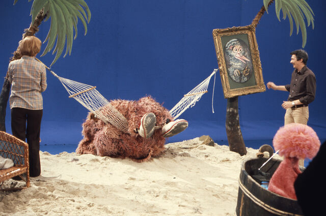 File:Sesamstrasse070-(Samson-hammock-accident).jpg