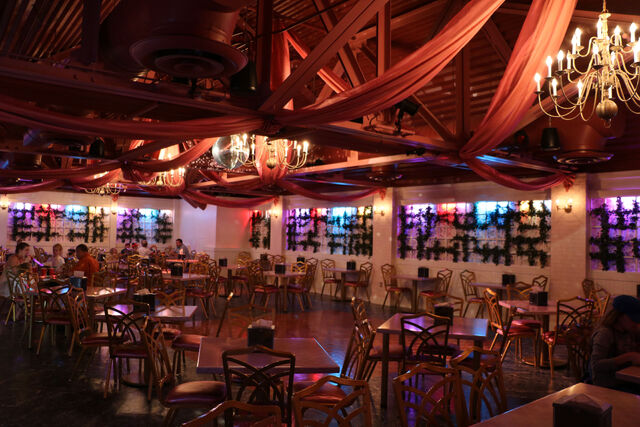 File:PizzeRizzo banquet room 03.jpg