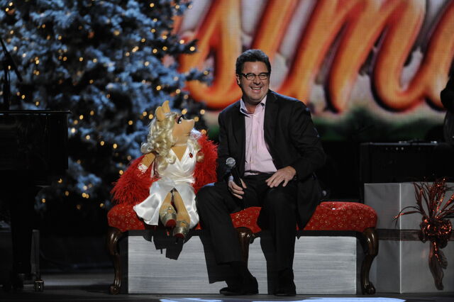File:CMA-Country-Christmas-MissPiggy&VinceGill-(2011-11-10)-01.jpg