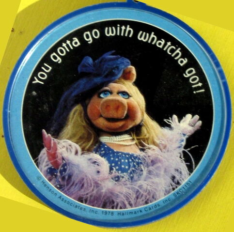 File:Hallmark 1978 piggy keychain.jpg