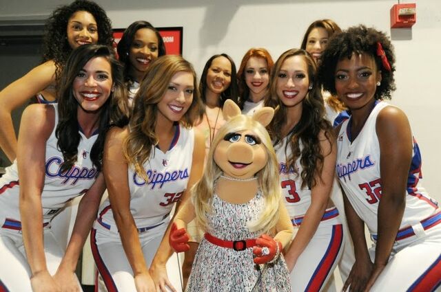 File:LAClippersGame-(2015-03-15)-Piggy&LAClippersSpiritDancers.jpg