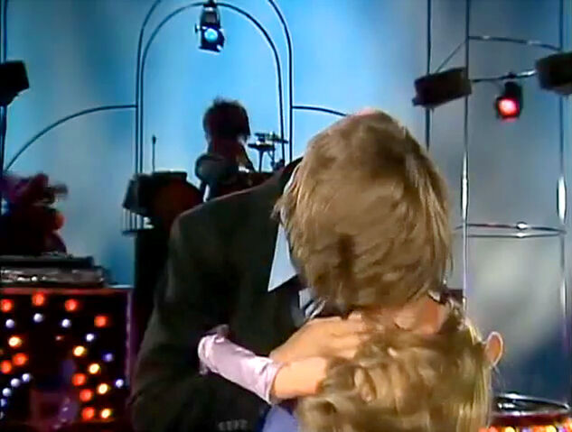 File:TMS-301-PiggyKrisKristoffersonKiss.jpg