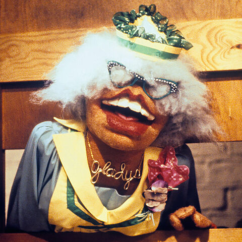 File:Gladys necklace Muppet Show.jpg