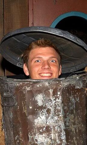 File:Nick Carter Oscar's trash can.jpg