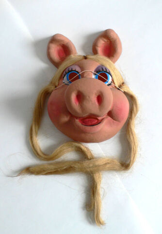 File:Miss Piggy mask France.jpg