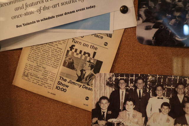 File:PizzeRizzo bulletin board 09.jpg