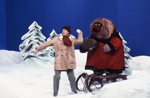 File:Sesamstrasse026-(Uwe-Friedrichsen-with-Samson-in-the-snow).jpg